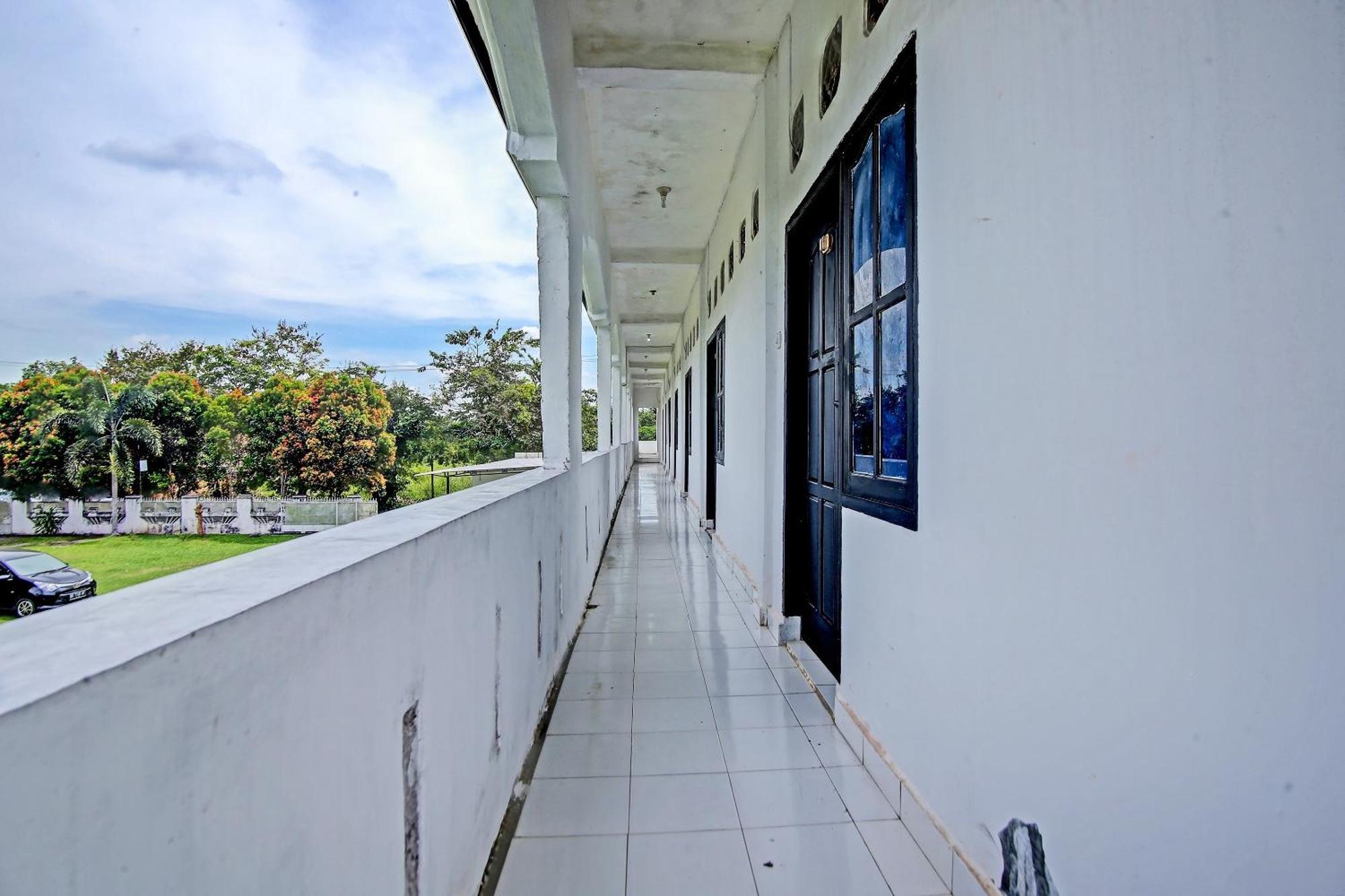 Oyo Life 91127 Wisma Sukajadi Syariah Perabumulih Екстер'єр фото