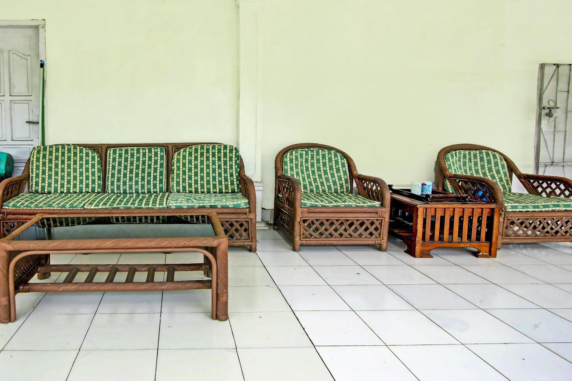 Oyo Life 91127 Wisma Sukajadi Syariah Perabumulih Екстер'єр фото
