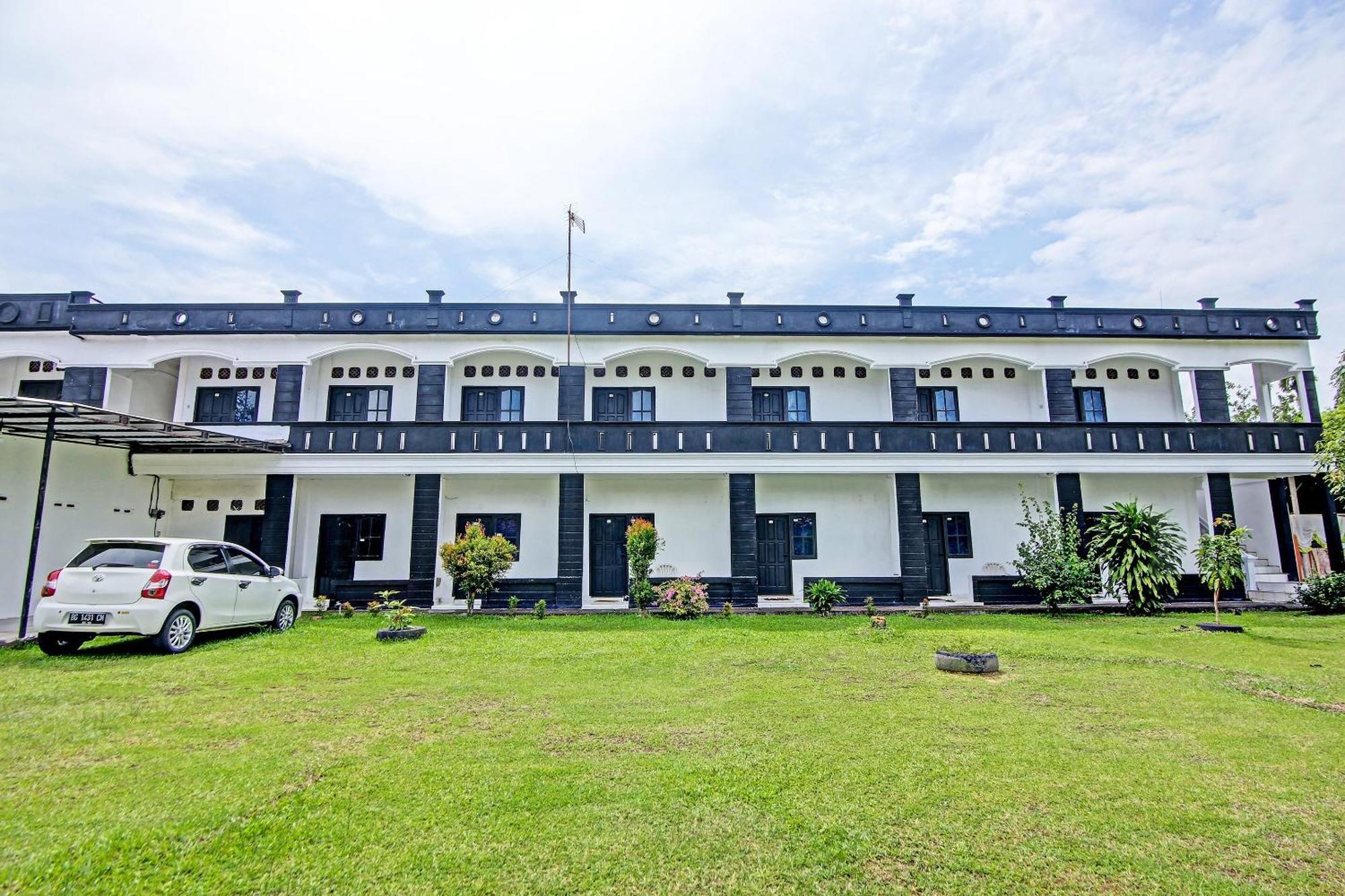 Oyo Life 91127 Wisma Sukajadi Syariah Perabumulih Екстер'єр фото
