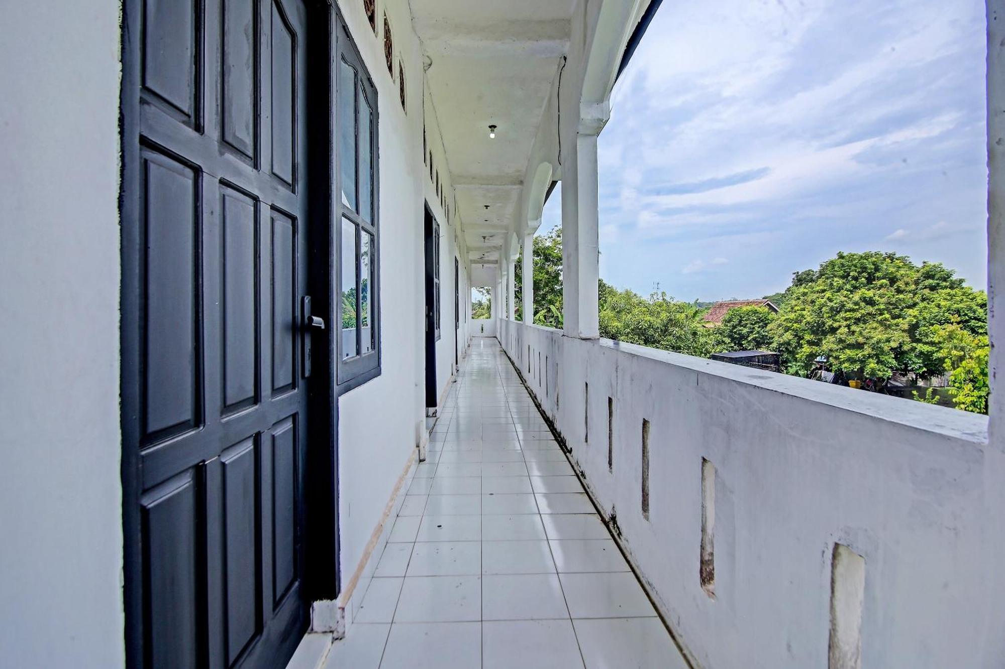 Oyo Life 91127 Wisma Sukajadi Syariah Perabumulih Екстер'єр фото