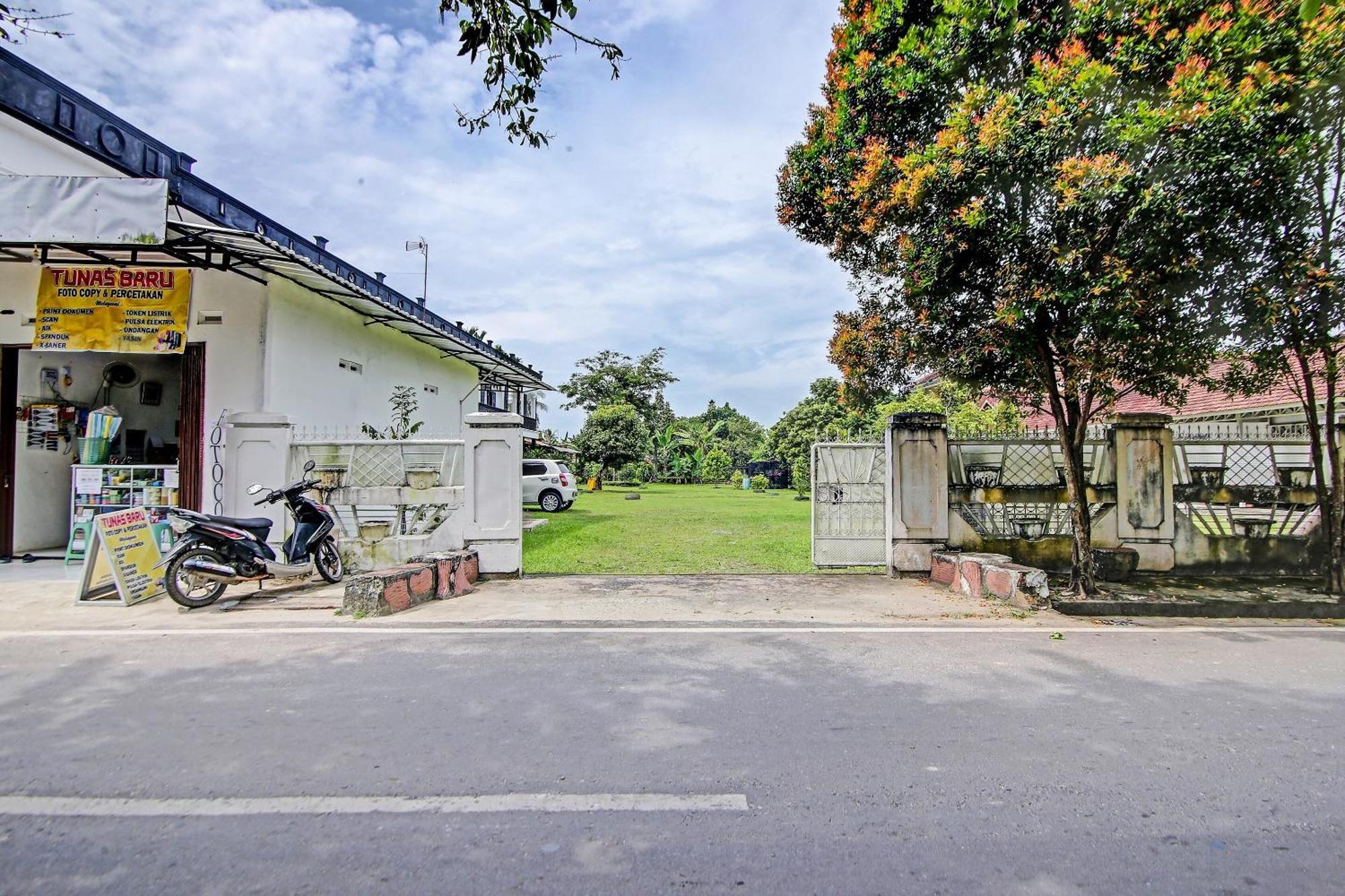 Oyo Life 91127 Wisma Sukajadi Syariah Perabumulih Екстер'єр фото